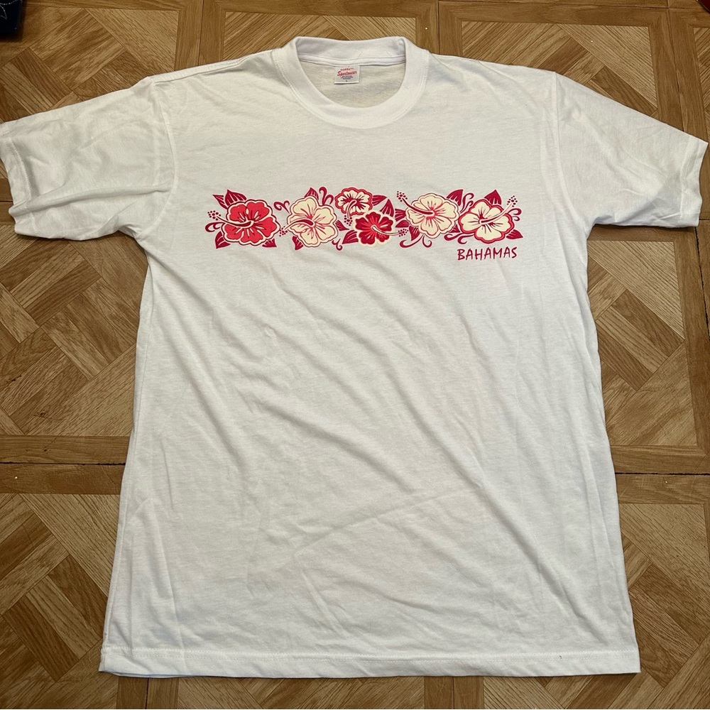 ⭐️3 For $15⭐️ NWOT White Bahamas Graphic T-Shirt W/ Pink Hibiscus Flowers